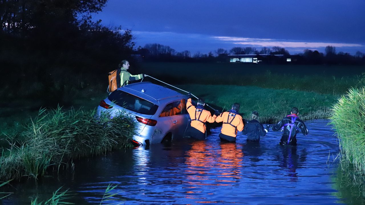 Gedumpte auto aangetroffen langs water in Den Hoorn