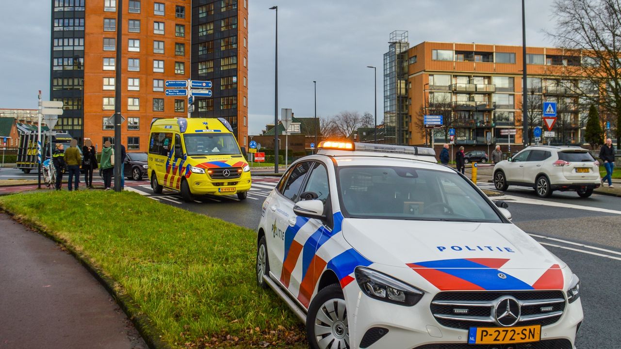 Vrouw gewond door aanrijding bij rotonde Westlandseweg