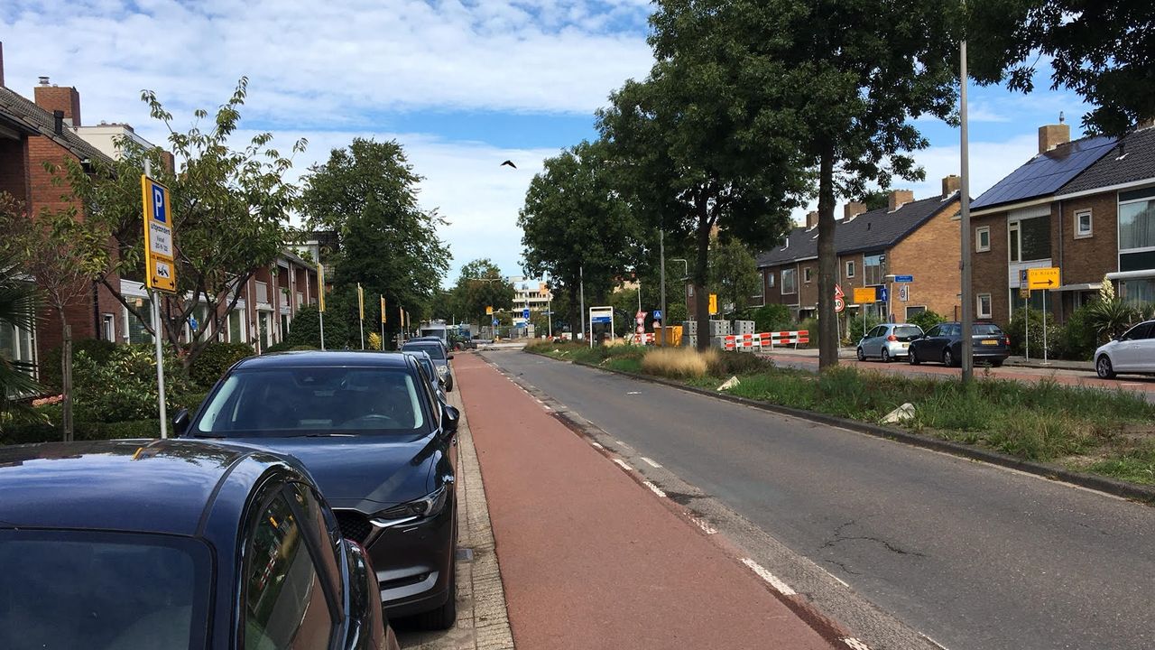 Bewoners Julianaweg niet blij met verplaatsen fietsstrook