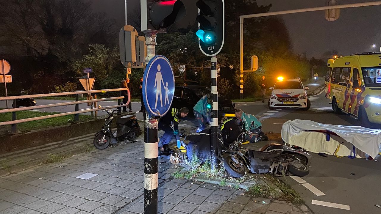 Twee scooterrijders botsen bij Lange Broekweg op personenauto