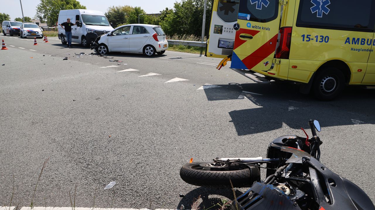 Motorrijder zwaargewond bij ongeluk op Maasdijk