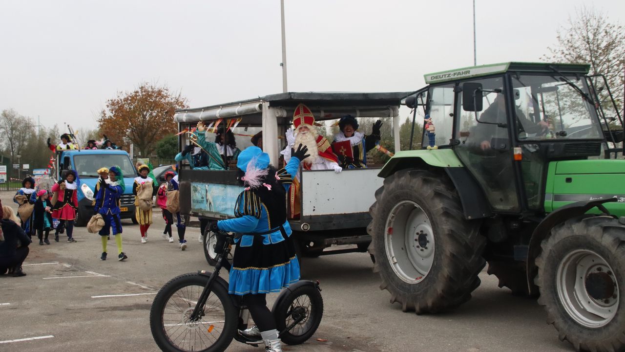 Tractor vervoert Sint door Den Hoorn en Schipluiden