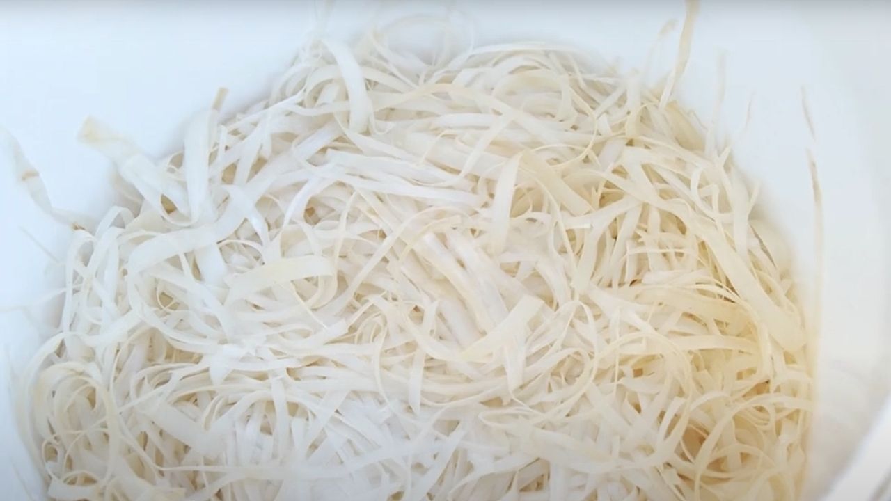 Papier maken van aspergeschillen