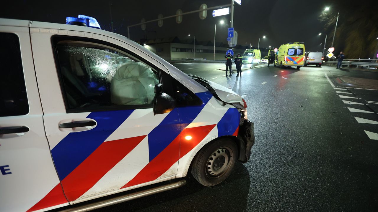 Gewonden na aanrijding met politiebus in Naaldwijk