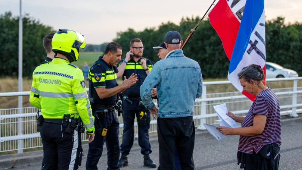 Demonstranten weggestuurd van viaduct bij Den Hoorn