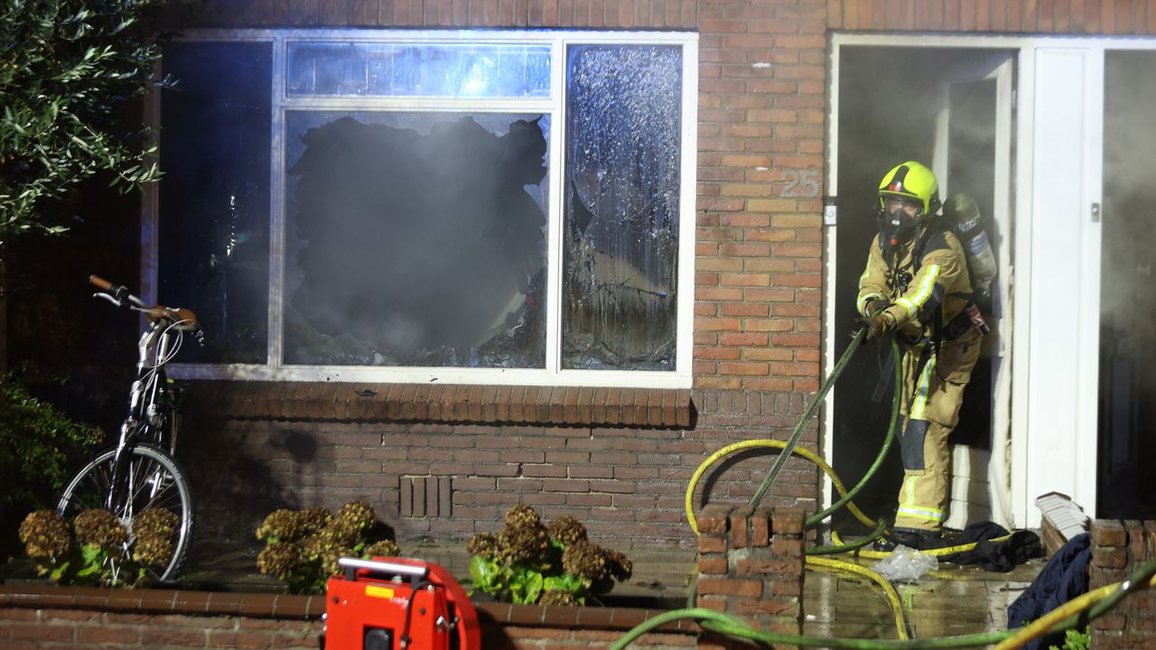 Hond gered bij forse brand in woning Woutersweg, 10 woningen ontruimd