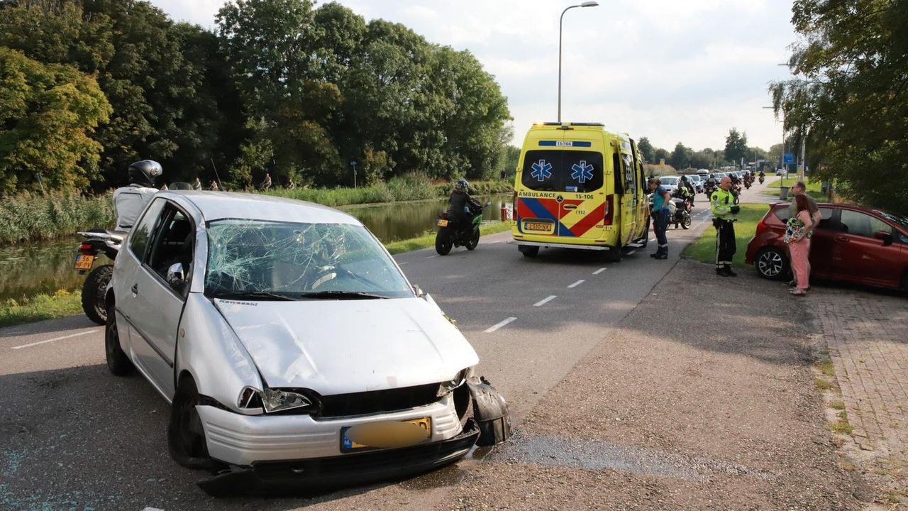 Auto over de kop in Schipluiden, behoorlijke ravage na ongeluk
