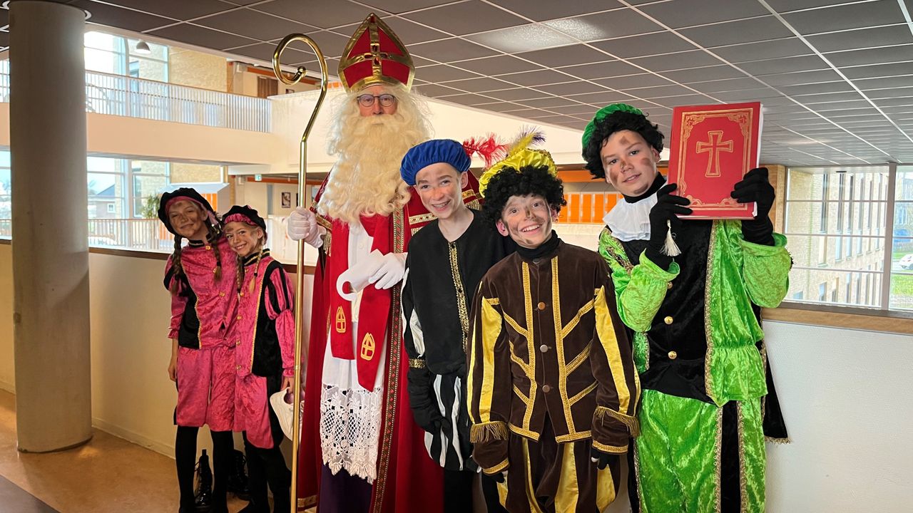Minderbedeelde kinderen vieren Sinterklaasfeest