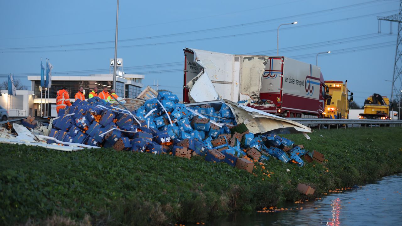 Vrachtwagen verliest enorme hoeveelheid sinaasappels bij ongeval in Wateringen