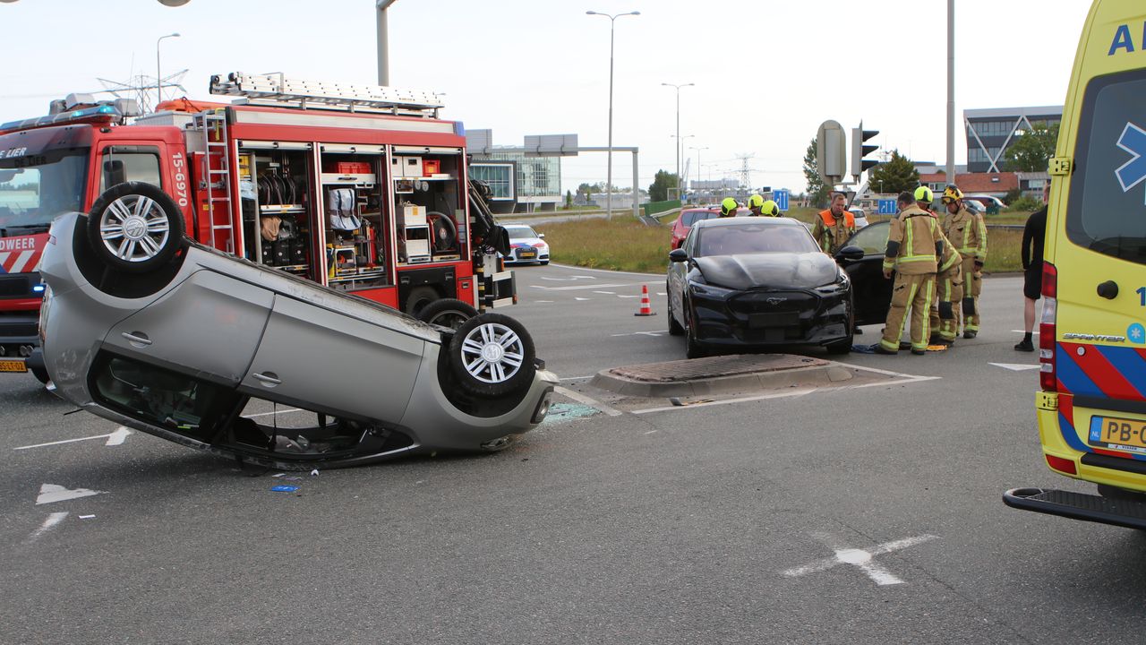 Auto over de kop bij dubbel ongeval op Westerleeplein Maasdijk