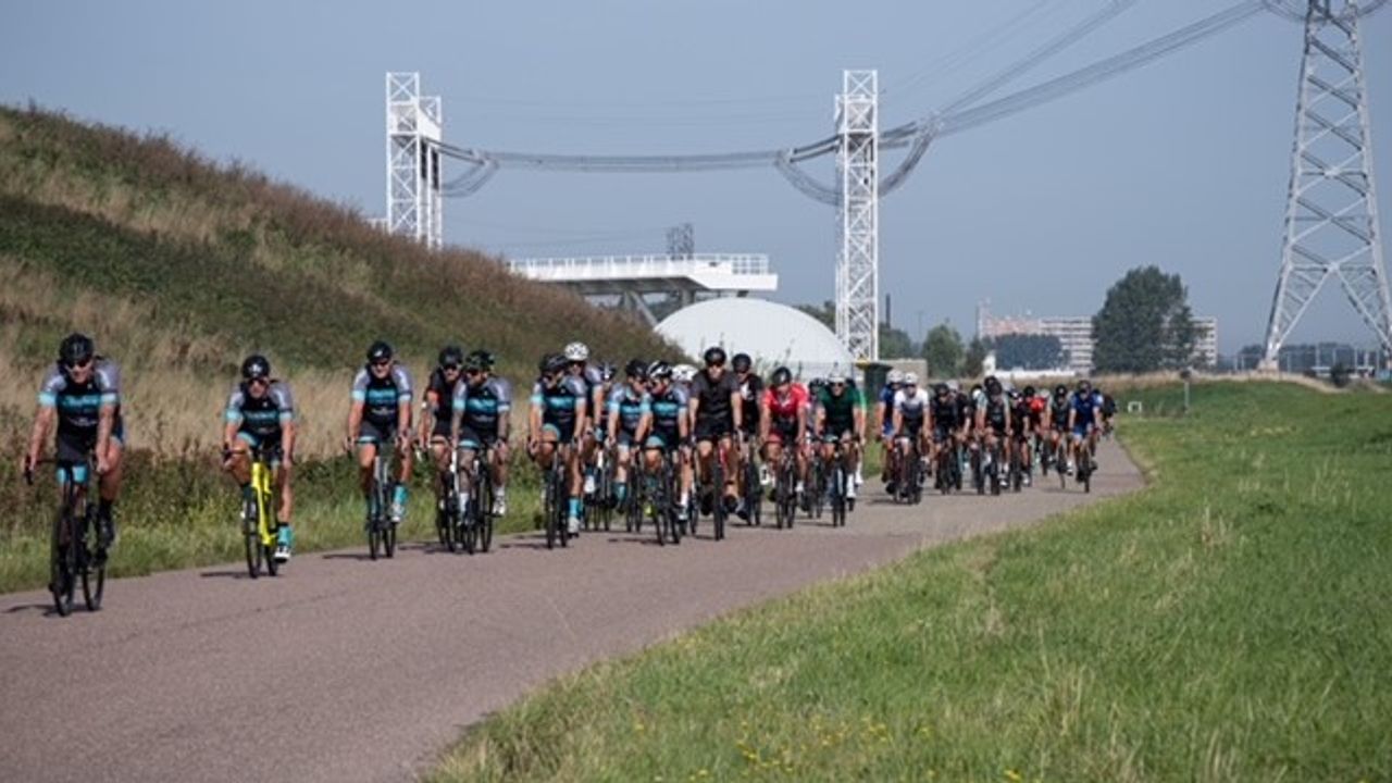 Met fietstocht 21.000 euro opgehaald voor zieke Jade Kops