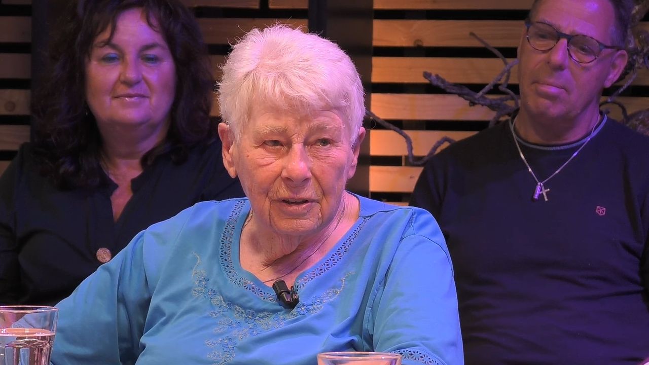 Wilma (89) waterskiet al twintig jaar in Wollebrand: 'Drie keer met ambulance afgevoerd'