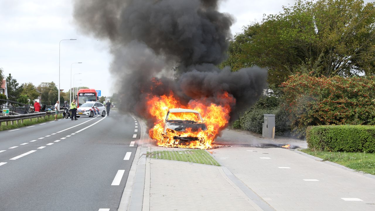 Auto uitgebrand op Nieuweweg