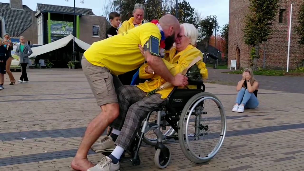 Jasper Wanders op blote voeten aangekomen in Drenthe: 'Moest wel een stuk fietsen'