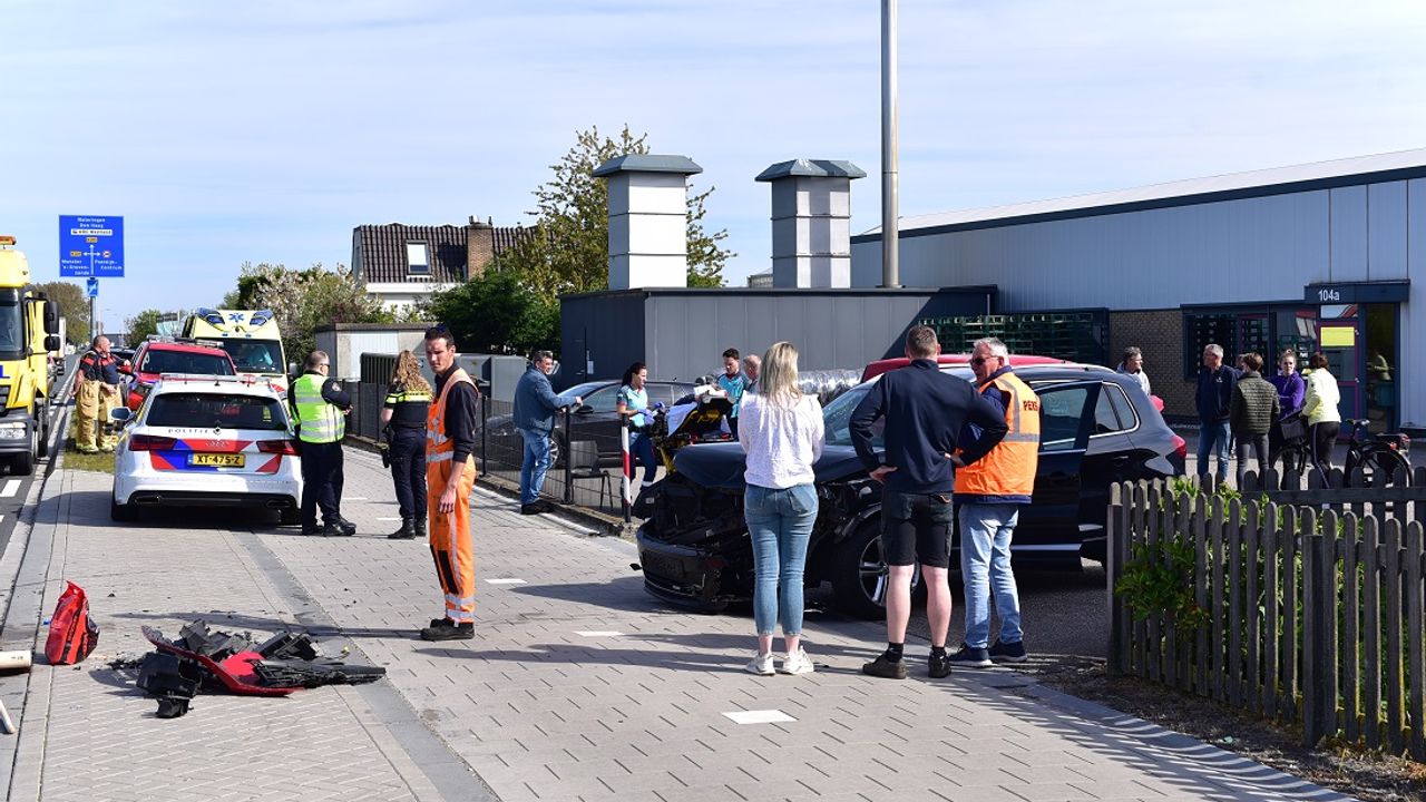Twee gewonden naar ziekenhuis na botsing op Nieuweweg