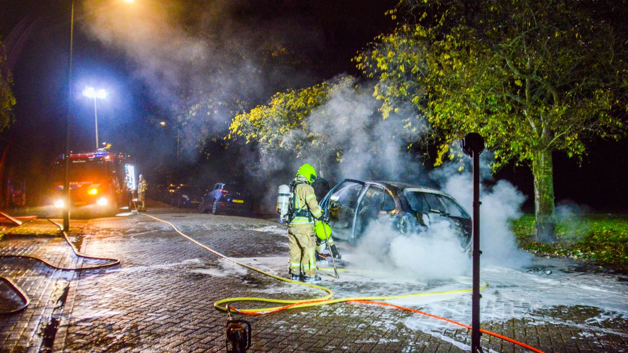 Auto vrijwel volledig uitgebrand in Maassluis