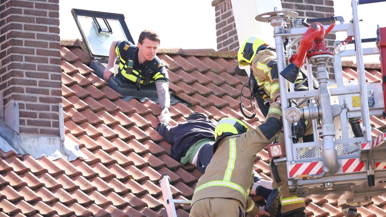 Politie en brandweer redden bejaarde man van dak in Naaldwijk