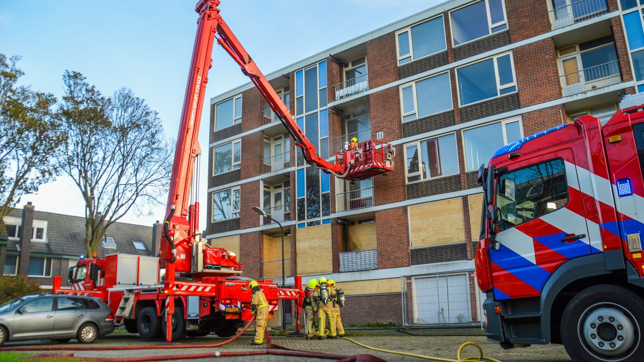 Brand in leegstaand flatgebouw in Maassluis na brandstichting