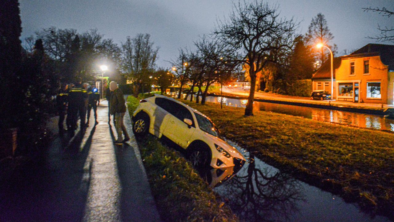 Auto belandt in het water na inschattingsfout in Maasland