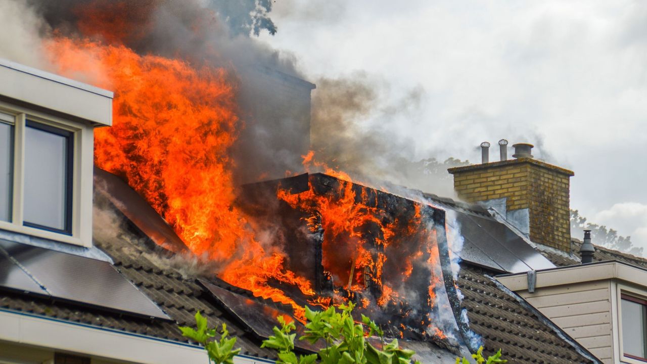 Drie woningen beschadigd door grote brand in Lepelaarplantsoen