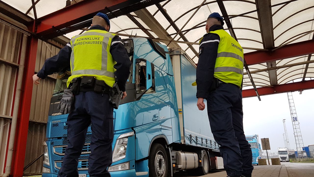 Vrachtwagenchauffeur heeft Albanees gezin met kleuter in trailer