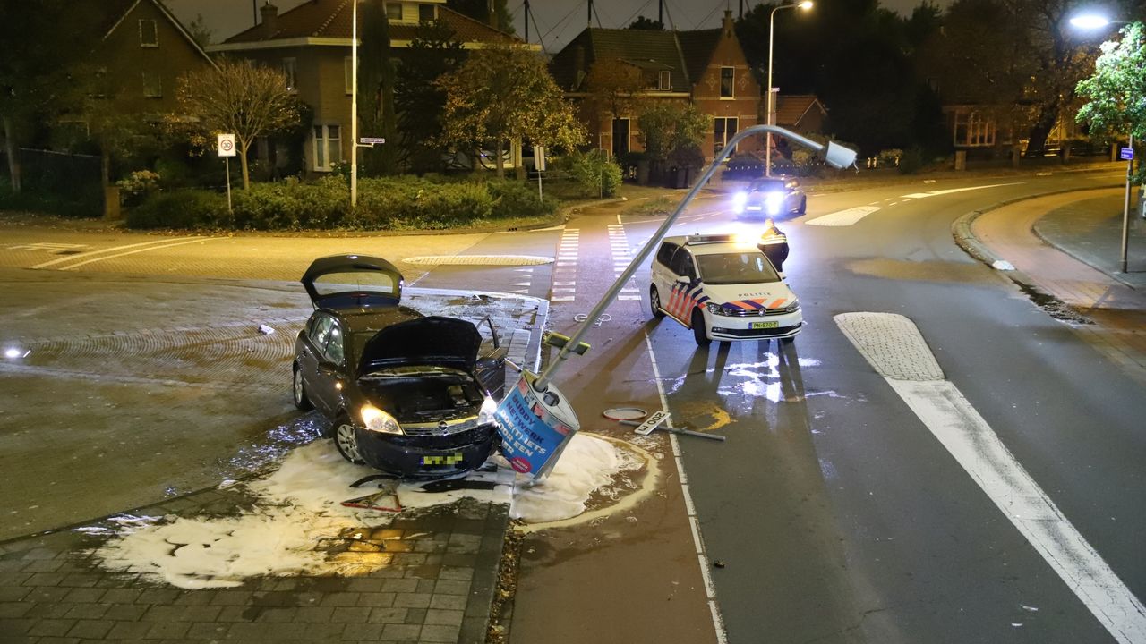 Auto crasht in Poeldijk, politie verricht aanhouding