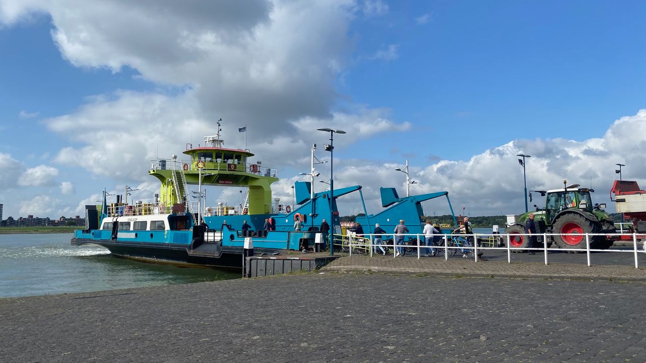Veerdienst Maassluis-Rozenburg houdt door onderhoud voorlopig één boot