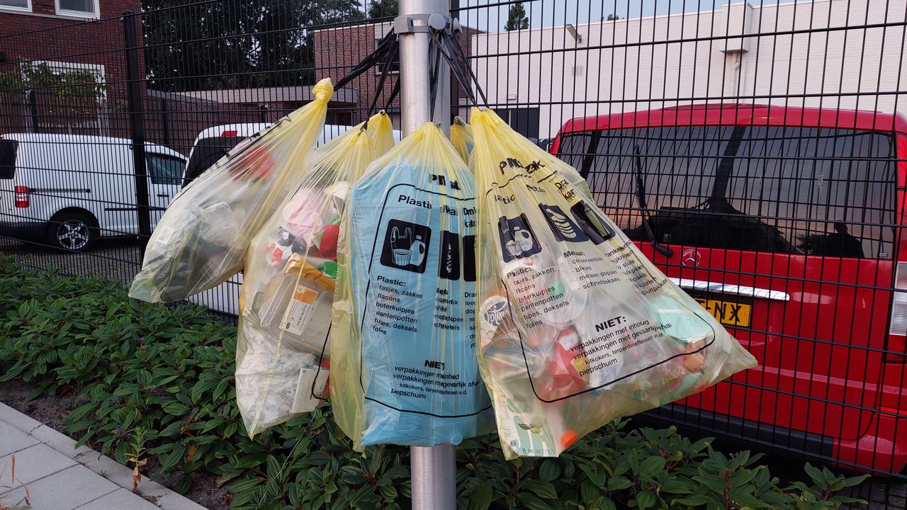 Afvalzakken aan lantaarnpaal in Westland: 'Het is geen gezicht'