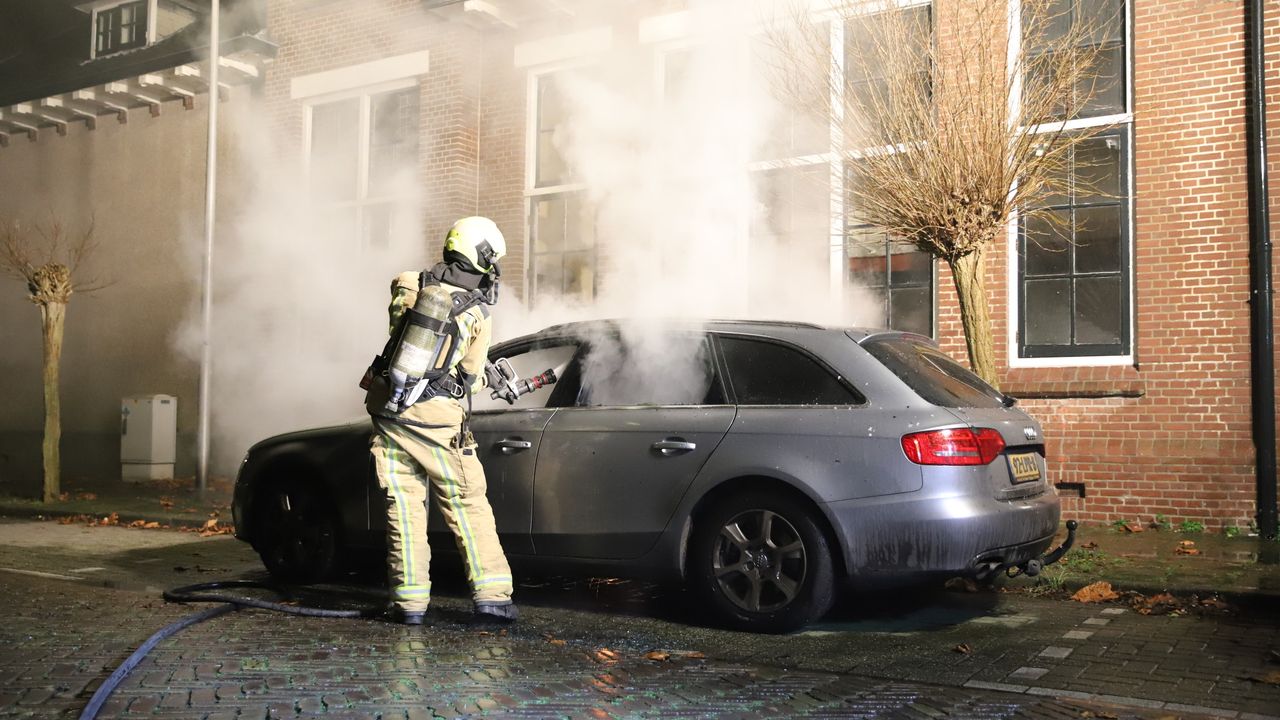 Auto gaat in vlammen op in Anjerstraat Poeldijk