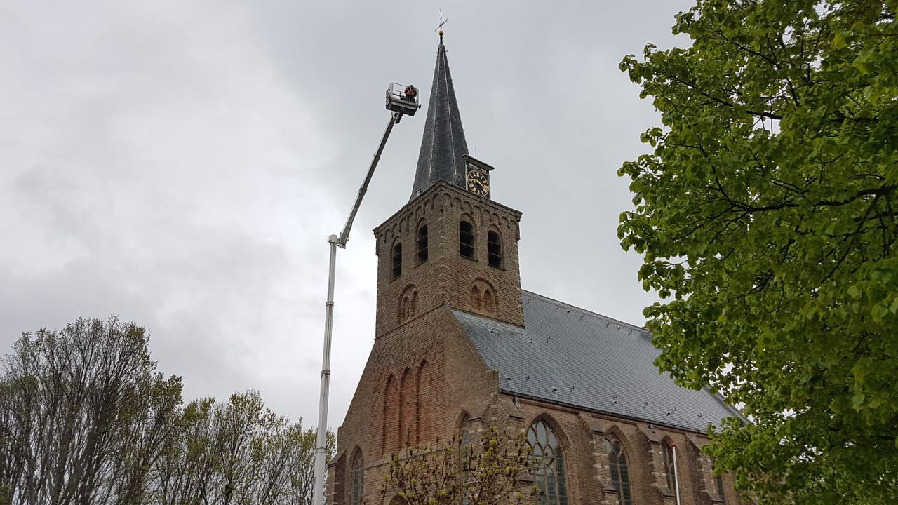 Onderhoud aan toren Woudtse kerk