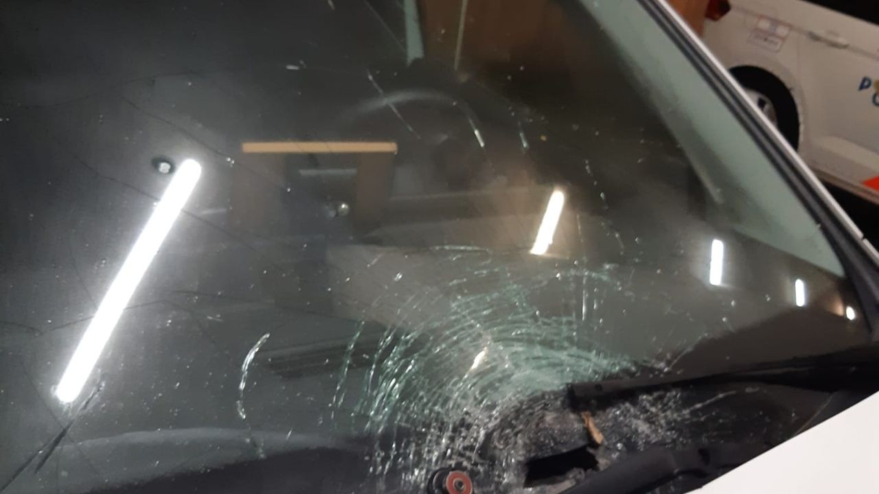 Voorruit politieauto vernield op oudjaarsavond