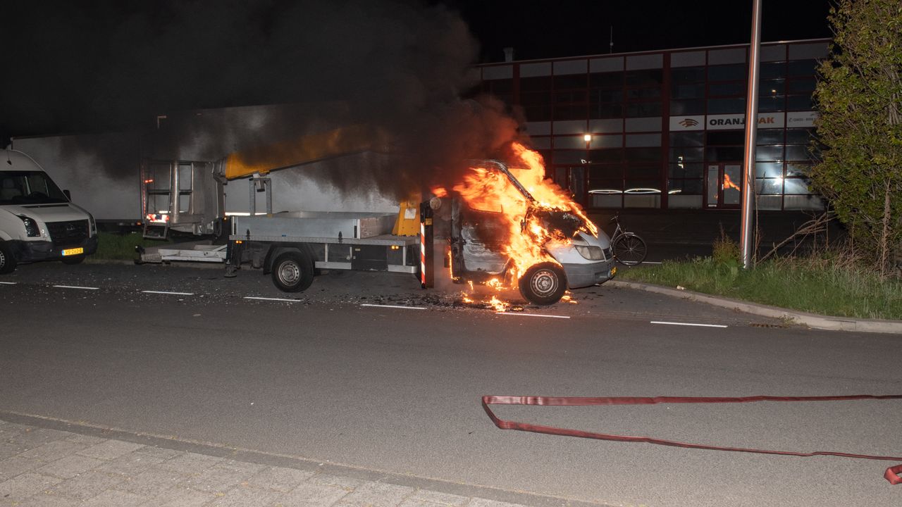 Bedrijfswagen uitgebrand in Wateringen