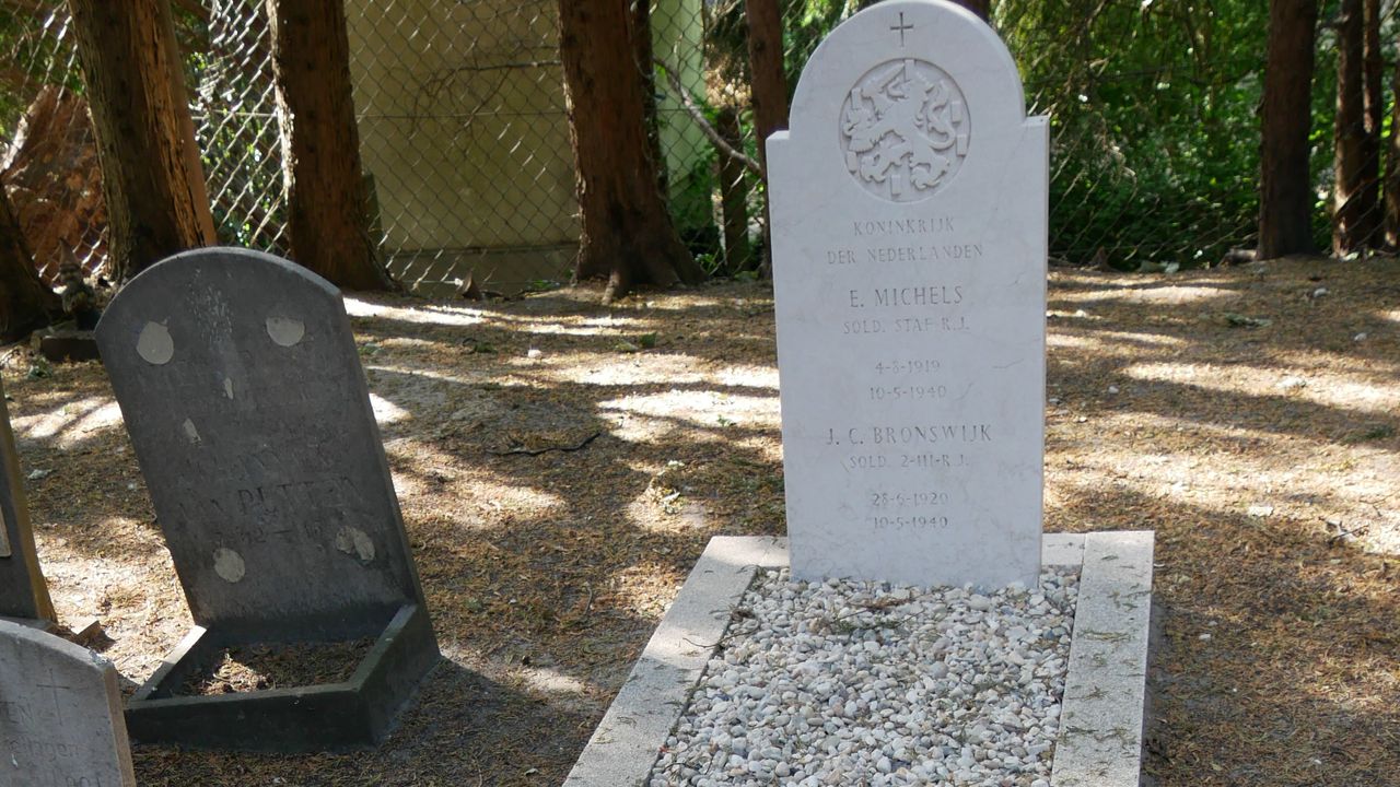 Oorlogsgraf op katholieke begraafplaats Naaldwijk geruimd
