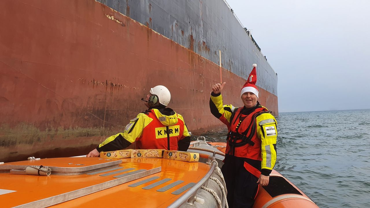 KNRM brengt kerstbroden rond per boot