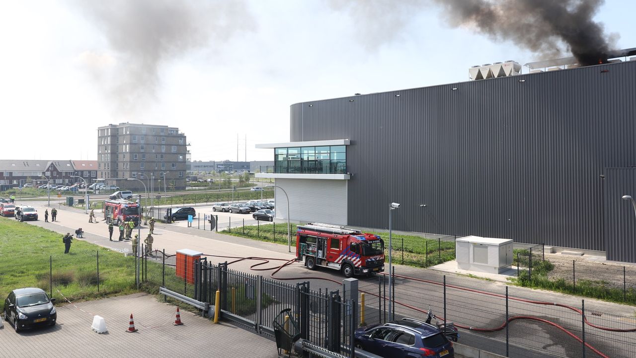 Dakbrand op distributiecentrum in Den Hoorn