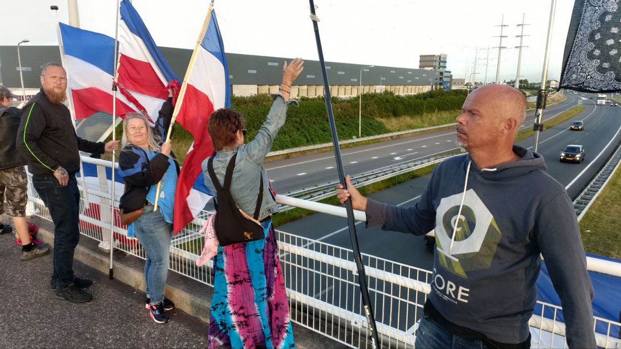 Tientallen demonstranten op viaduct over A4