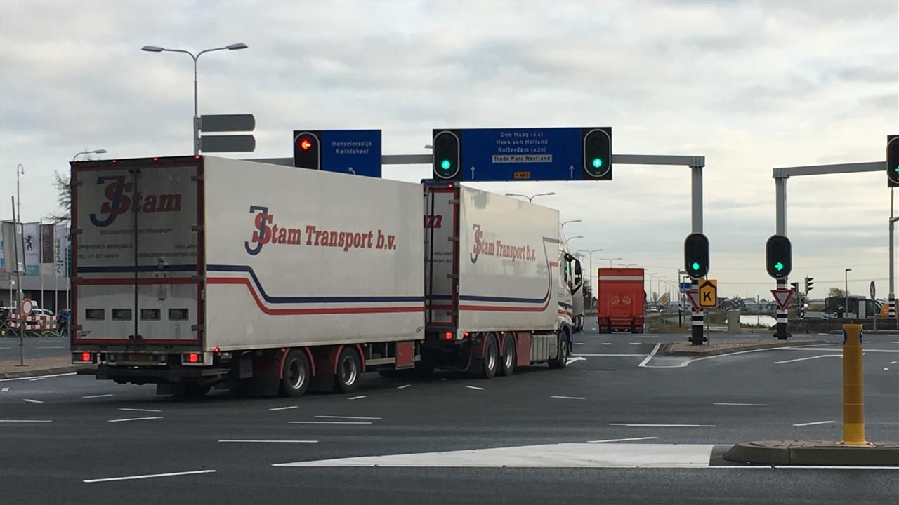 'Slimme' verkeerslichten voor vrachtwagencolonnes op drie routes