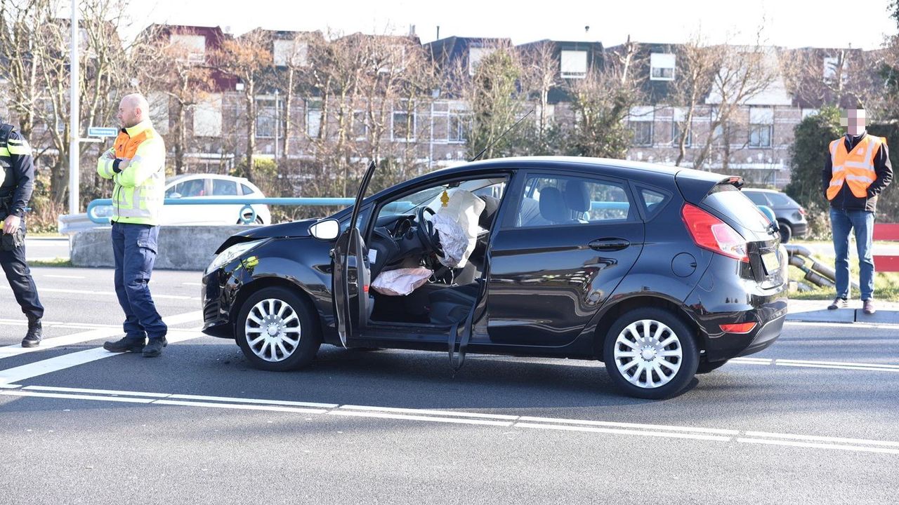 Vrouw gewond bij botsing voor stoplichten Nieuweweg