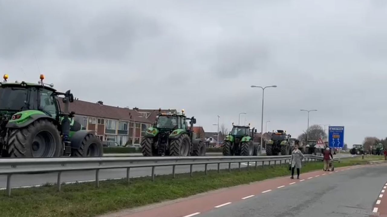 Stoet tractoren door De Lier