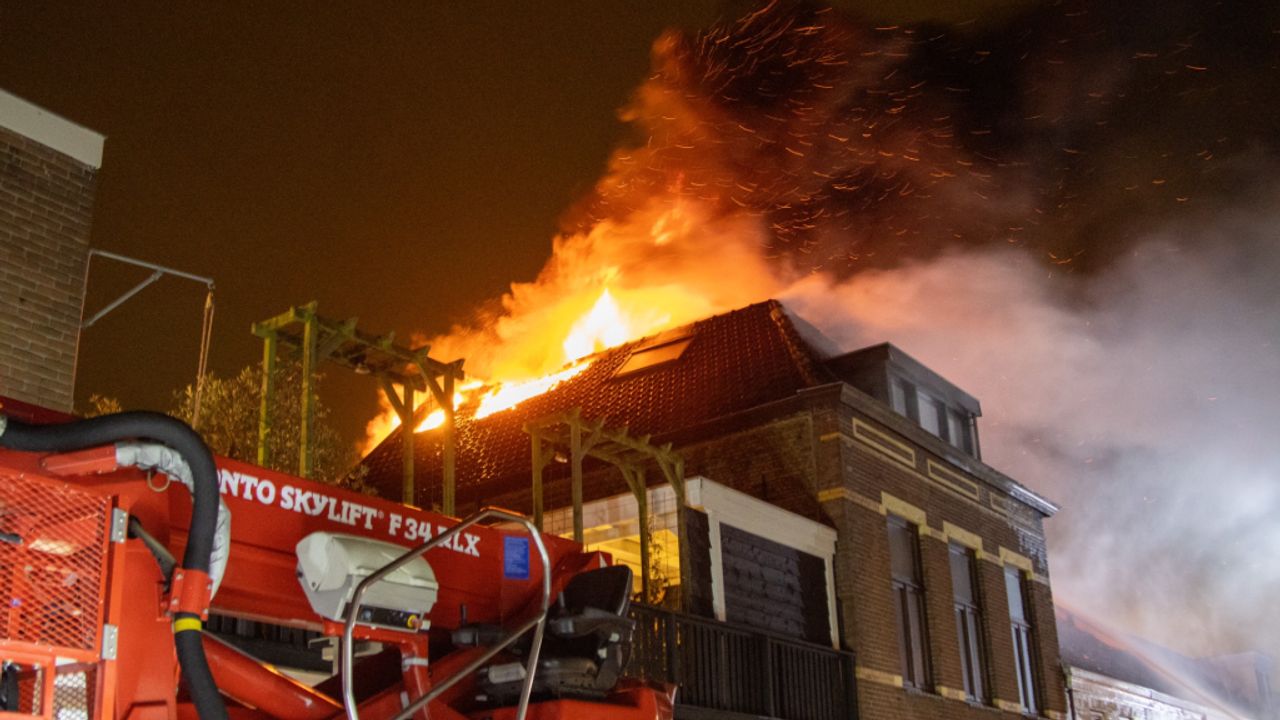 Grote brand verwoest woning in Maassluis