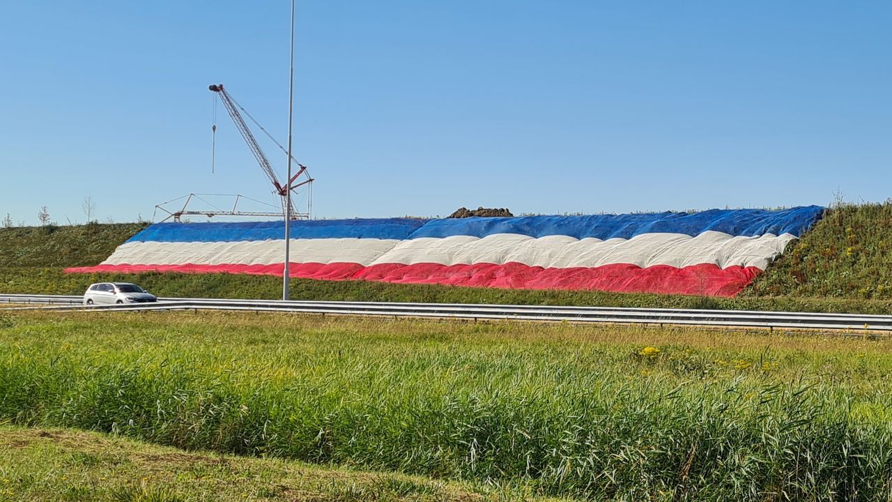 'Enorme vlag langs A20 is levensgevaarlijk'